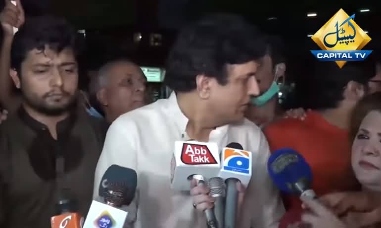 Khalil ur Rehman Qamar Got Bashed By A Journalist While Trying to Talk on Motorway Incident