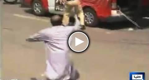 Khawaja Saad Rafique Trying to Stop Police From Attacking Media Vehicles