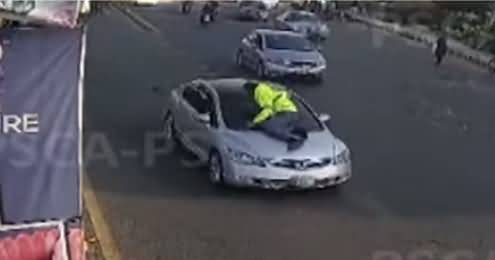 Lahore Main Shehri Ne Traffic Warden Per Gaari Charha Di