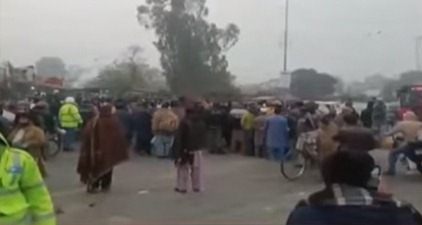 Lahore: Patient died due to doctors negligence, relatives protest and block roads