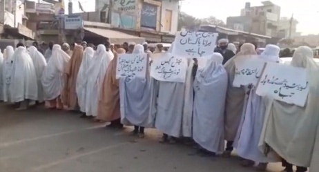 Lakki Marwat: Women in burqa protesting on roads against severe load shedding of electricity & gas