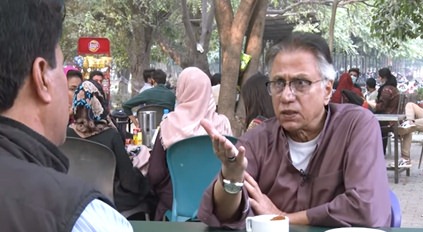 Main aap ko kia Ullu ka patha lagta hoon - Hassan Nisar talking on politics in a cafe