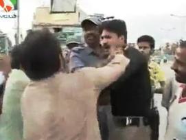 Husband Beating Police man in Public For Insulting His Wife