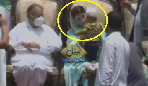Maryam Nawaz's Affectionate Nature, Playing with Little Kid During Jalsa