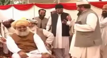 Maulana Fazal-ur-Rehman Enjoying The Funny Poetry of Syed Salman Gillani