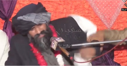 Maulana Suleman Misbahi left the bayan when someone from audience raised objection on his speech