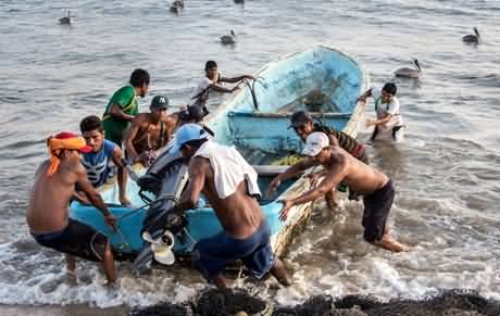 More Than Two Lac Fishermen in Karachi Sea Still Unawar of Nilofer Cyclone