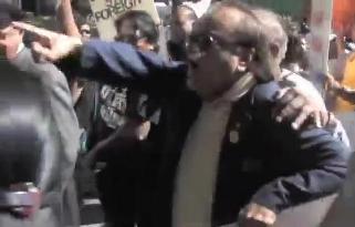 Musharraf's Supporters Misbehaving with Hamid Mir in New York and Raising Slogans of Hamid Mir Murdabad
