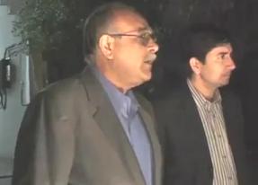 Najam Sethi Drinking Wine, Caught on Camera - Watch Video of Najam Sethi With A Bottle of Wine