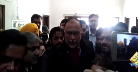 Nawaz Sharif Se Wafadari Nibhane Ki Saza Qabool Karta Hun - Ahsan Iqbal Media Talk In NAB Court