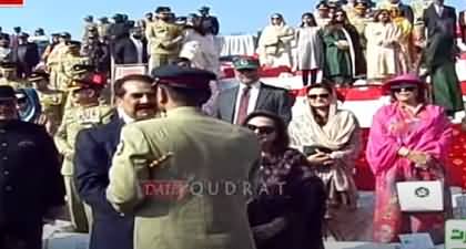 New Army Chief General Asim Munir warmly shakes hands with General (r) Raheel Sharif