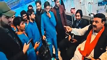 Overseas Pakistanis surrounded Sheikh Rasheed at airport in Saudi Arabia