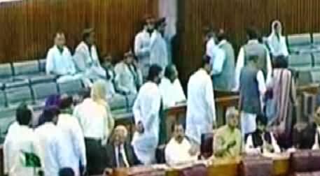 Parliamentarians Fighting Each Other After PTI MNAs Walkout From Parliament