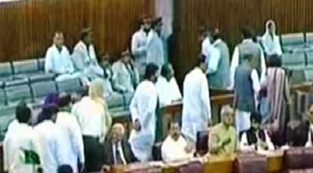 Parliamentarians Fighting Each Other After PTI MNAs Walkout From Parliament