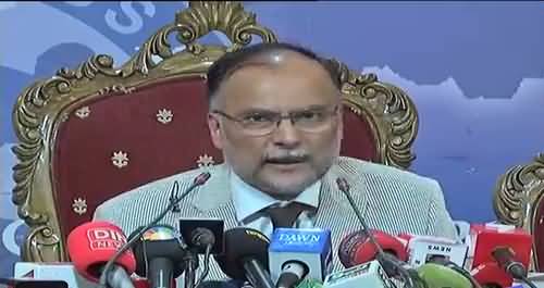 People chant 'Go Nawaz Go' during Ahsan Iqbal's media talk