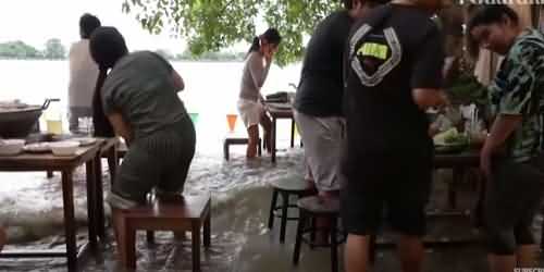 People Continued Eating in Thailand's Restaurant While Sitting in Flood Water