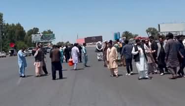 People gathering at Islamabad toll plaza to welcome Imran Khan