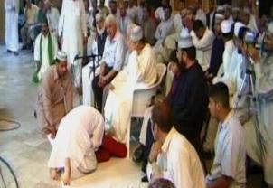 People Offering Sajdas To Doctor Tahir ul Qadri - Watch The Real Face of Tahir ul Qadri