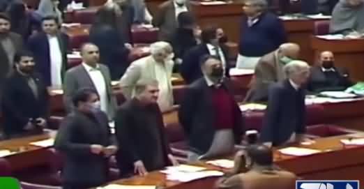 Pervez Khattak Qadam Barhao .. Opposition ke assembly mein Pervez Khattak ke haq mein naary