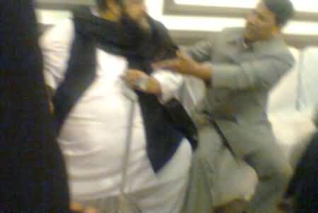 Physical Fight Between Allama Tahir Ashrafi & Khalid Aftab Sulehri During APC