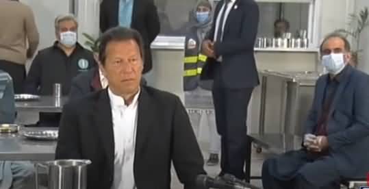 PM Imran Khan Omits The Divide B/W Rich And Poor - Sits Along Labourers And Eats Mix Vegetable