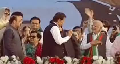 PM Imran Khan reached to the stage in huge cheer of a large crowd at Parade Ground 