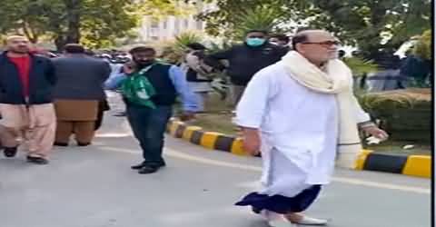PMLN Sheikh Rohail Asghar Reached PDM Rally Wearing Traditional ' Dhoti And Kurta '