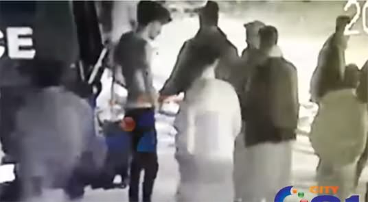 Police Ne Sar e Aam Student Ke Kapre Utrwa Kar Nanga Kar Dia