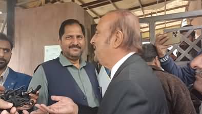 Police stopped Dr. Babar Awan from entering the court