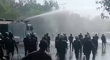 Police using water cannon against PTI workers in Zaman Park