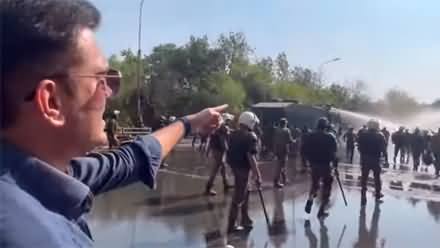 Police vandalizing the vehicles participating in the PTI rally at Zaman Park