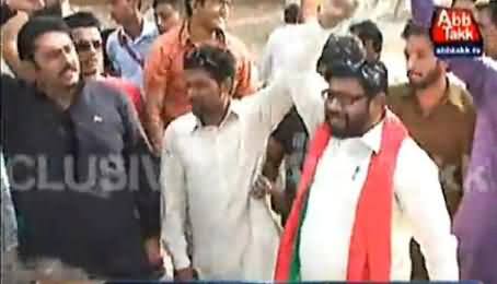 Police Vehicle Stopped By People Chanting Go Nawaz Go in Rahim Yar Khan