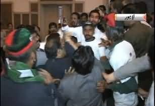 PPP ke Yaum e Tasis Par Karkum Apas Main Jhagar Pare, Aik Dosrey Ki Pitai