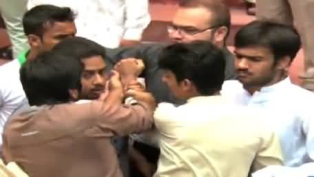 PTI Workers Started Fighting in A Ceremony in Aiwan-e-Iqbal, Lahore