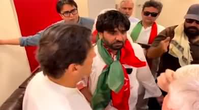 PTI workers telling Imran Khan about the death of a worker in Long March