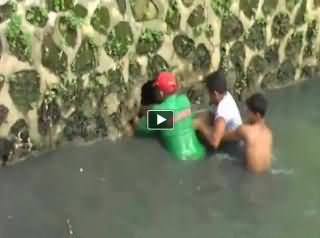 Really Dangerous! Three Boys Catching the Python Snake in The Creek