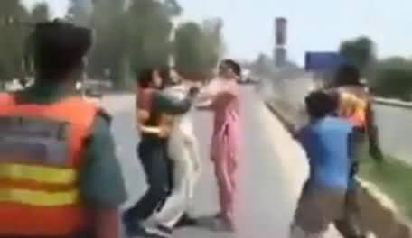 Rescue 1122 Fight with a Molvi on Road in Lahore