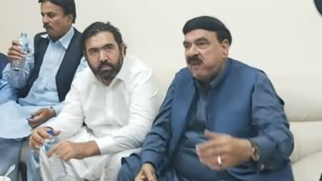 Sheikh Rasheed Ahmad Having Iftaari in Awami Style