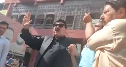 Sheikh Rasheed came out from Lal Haveli, addressed public outside his residence