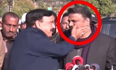 Sheikh Rasheed ki Fawad Chaudhry ke chehre per pyar bhari thapki