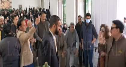 Sheikh Rasheed warmly welcomed by students in a college