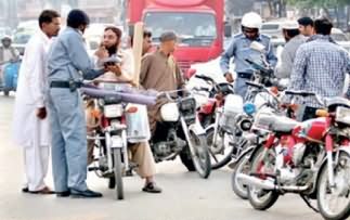 Traffic Warden Slapped Female Teacher and Children in Lahore - Teachers Blocked the Road as Protest