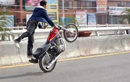 Twenty Years Old Boy Died While Doing One Wheeling in Lahore
