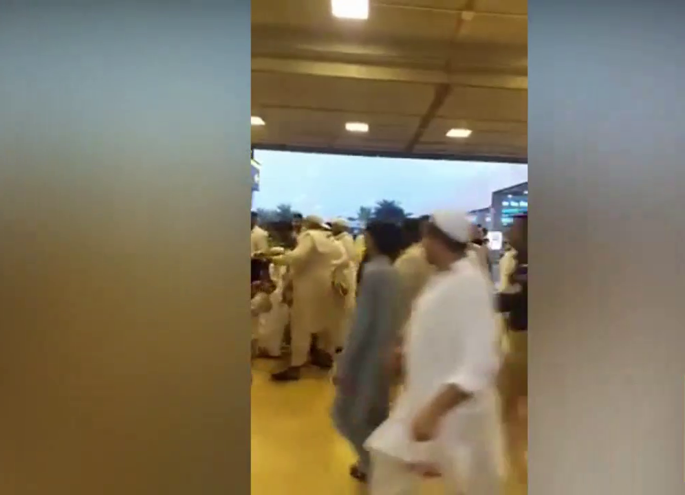 Umrah passengers caught fighting over ZamZam water at Karachi Airport