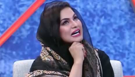 Veena Malik Doing Parody of Reham Khan on Her Book Against Imran Khan