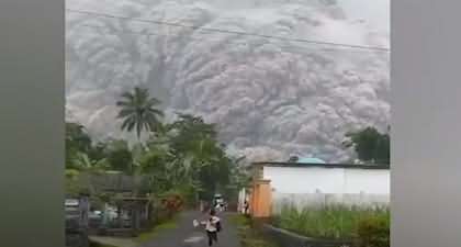Video - Thousands flee as Indonesia's volcano Mt Semeru erupts