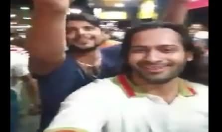 Waqar Zaka Alone Chanting Pakistan Zindabad Among Indian Crowd, Must Watch