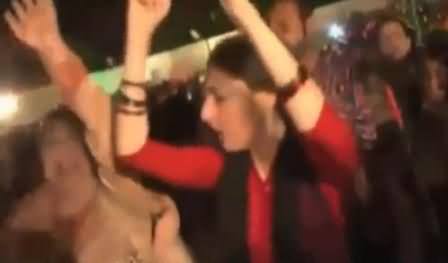 Watch Dual Face of Sharmila Farooqi, Criticizing PTI Dharna But Dancing in PPP Jalsa