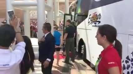 Watch Great Welcome of Pakistani Team By Charged Crowd Before Going to Stadium