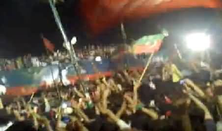 Watch How Crowd Welcomed Imran Khan on Stage at Minar e Pakistan (Raw Video)